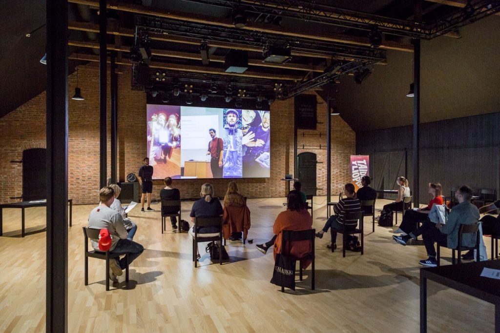 Elinkeinoelämän kehittäminen luovien ratkaisujen avulla on TYVI projektin tavoite. Tyvi -projektin Kick-off tilaisuus Seinäjoella. kuvassa Kuvataiteilija ja esiintumisvalmentaja Antti Hintsa kertoo omasta taiteilijatyöstään TYVI projektiin osallistuville yrityksille: Pirjon Pakari, Etelä-Pohjanmaan Osuuskauppa ja Alavuden Öljynpuristamo. Projektipäällikkönä Jenni Latva Taideyliopistosta Seinäjoen yksiköstä.